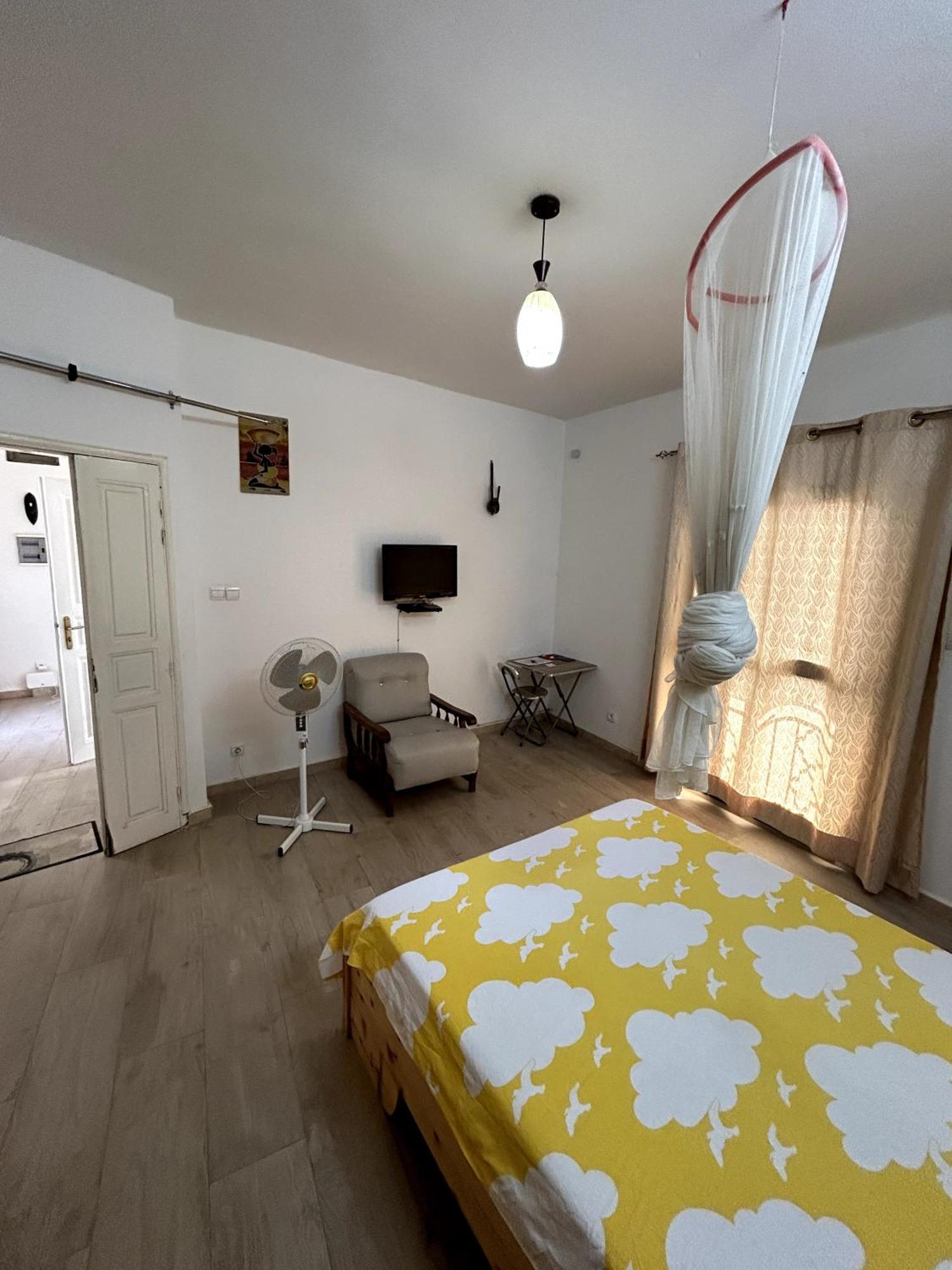 Chambre Spacieuse Avec Balcon - Salle De Bain Exterieure Privee & Breakfast Сен-Луи Экстерьер фото