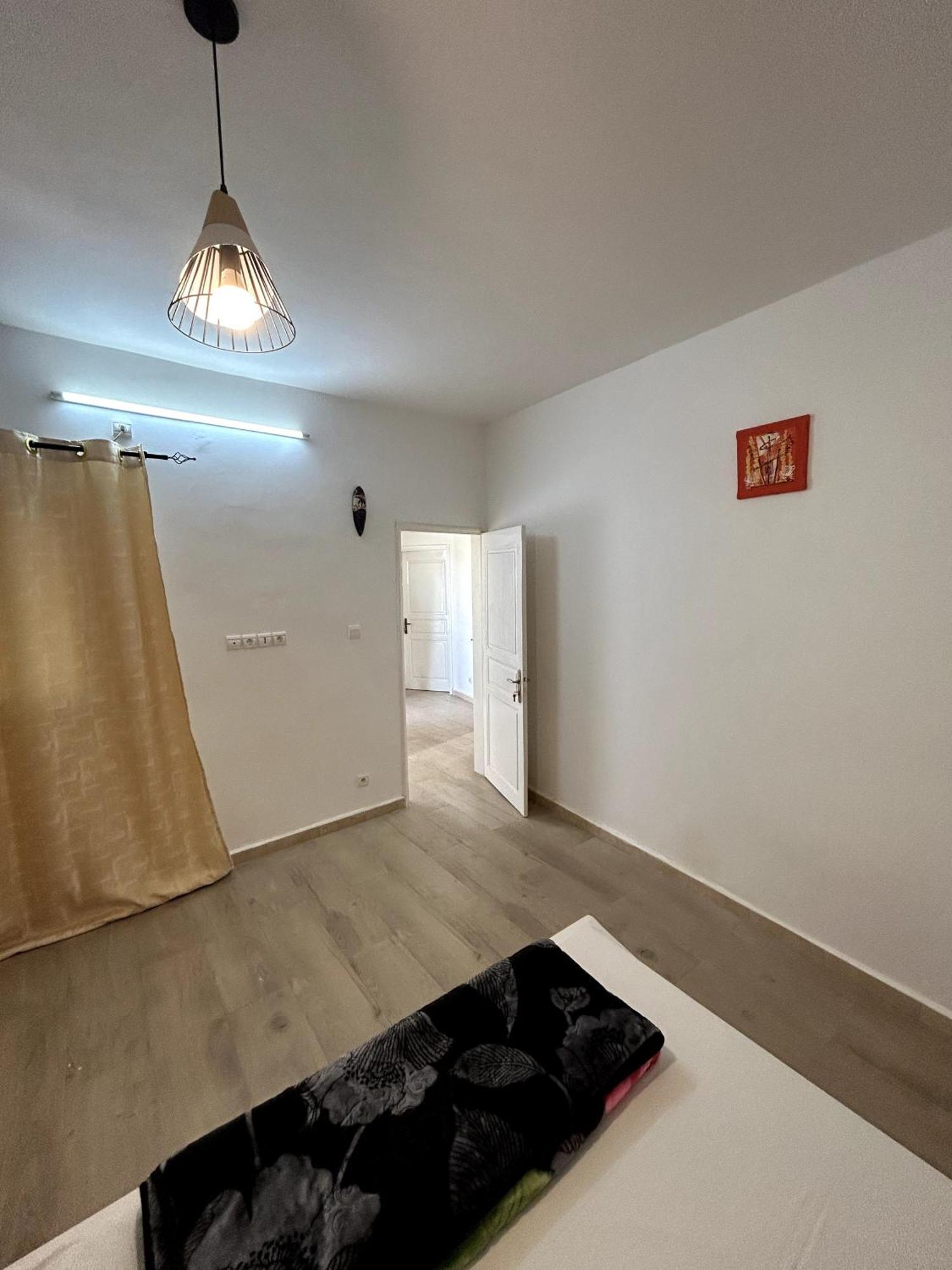 Chambre Spacieuse Avec Balcon - Salle De Bain Exterieure Privee & Breakfast Сен-Луи Экстерьер фото